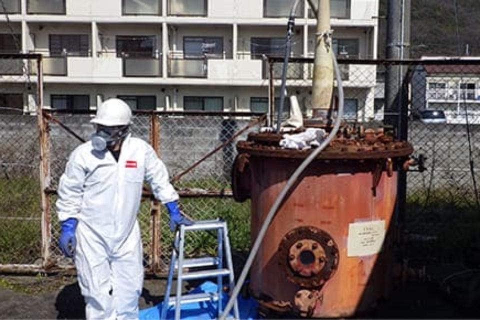 抜油作業をしている様子