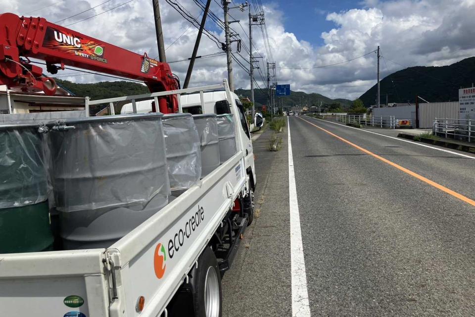 廃棄物を運搬しているトラック