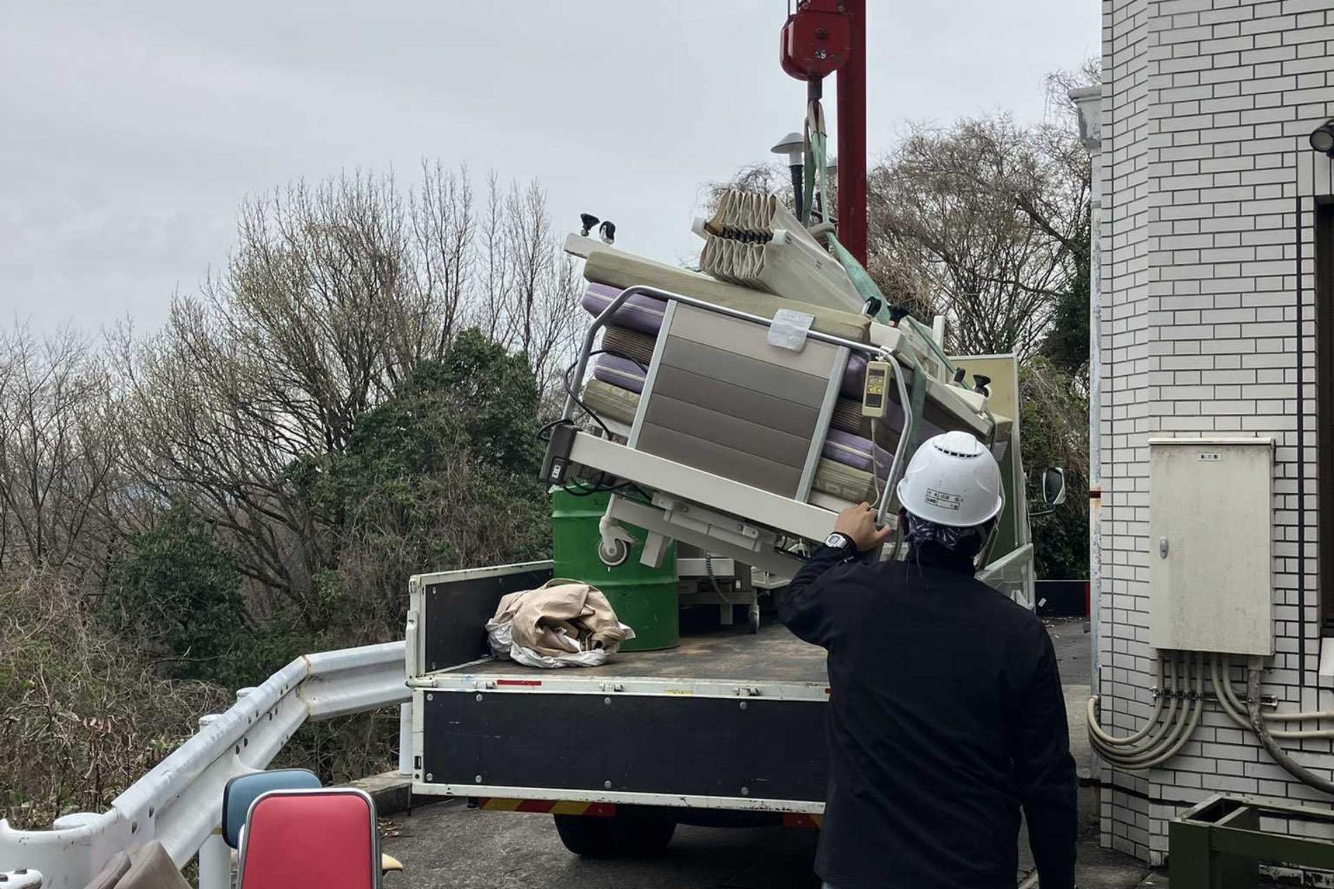 廃棄物をクレーンを使用して収集している様子