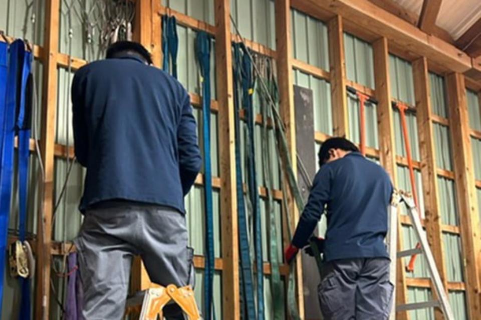 作業道具を身に付けている様子