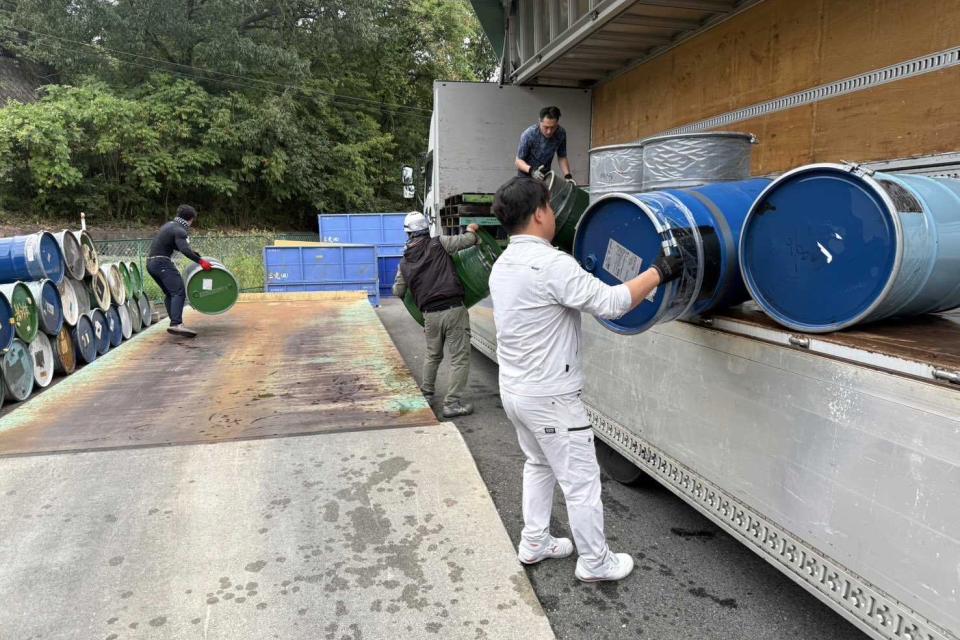 廃棄物をトラックに積んでいる様子