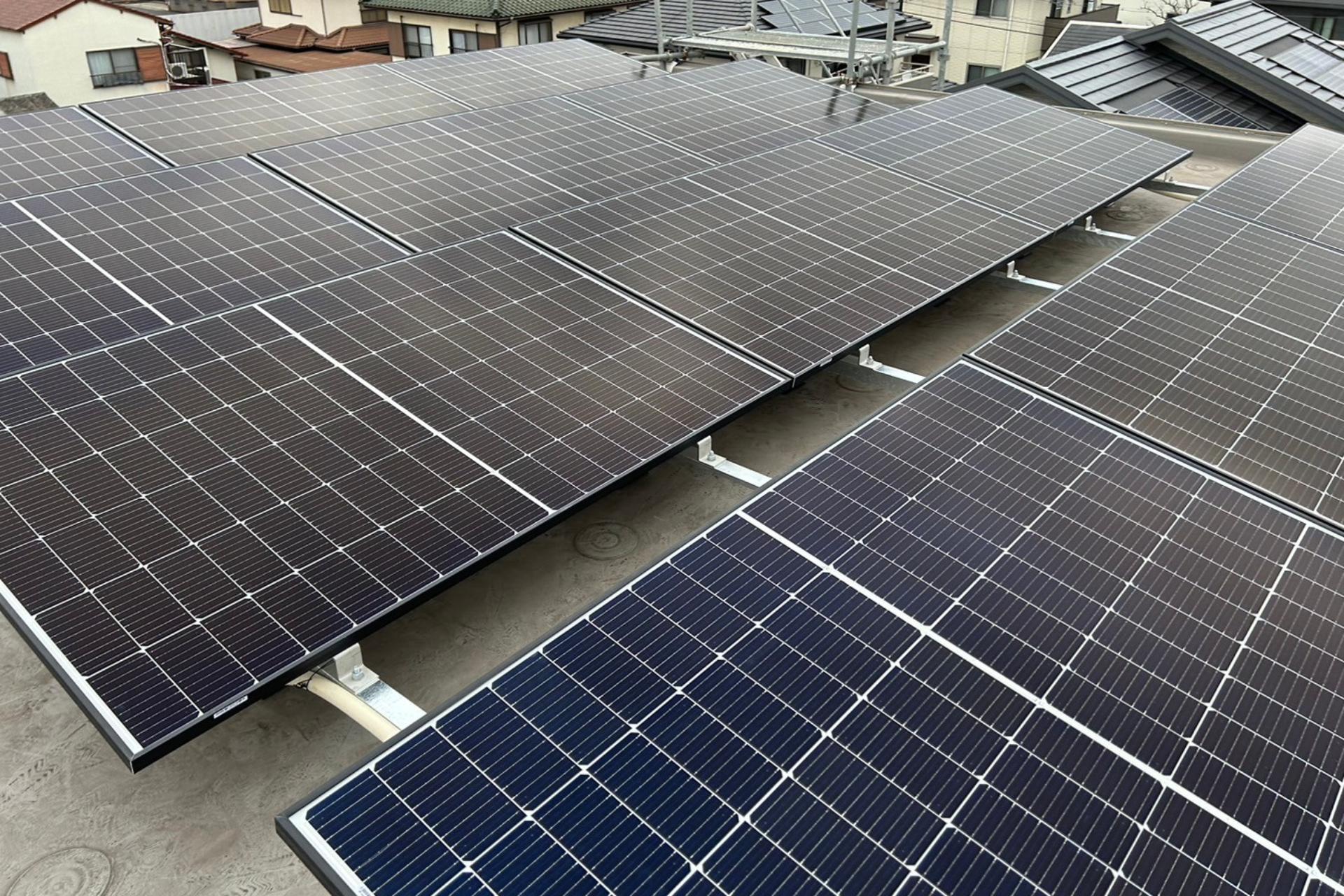 整列された太陽光パネル